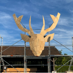 Holzhirsch für Rave ohne Grund